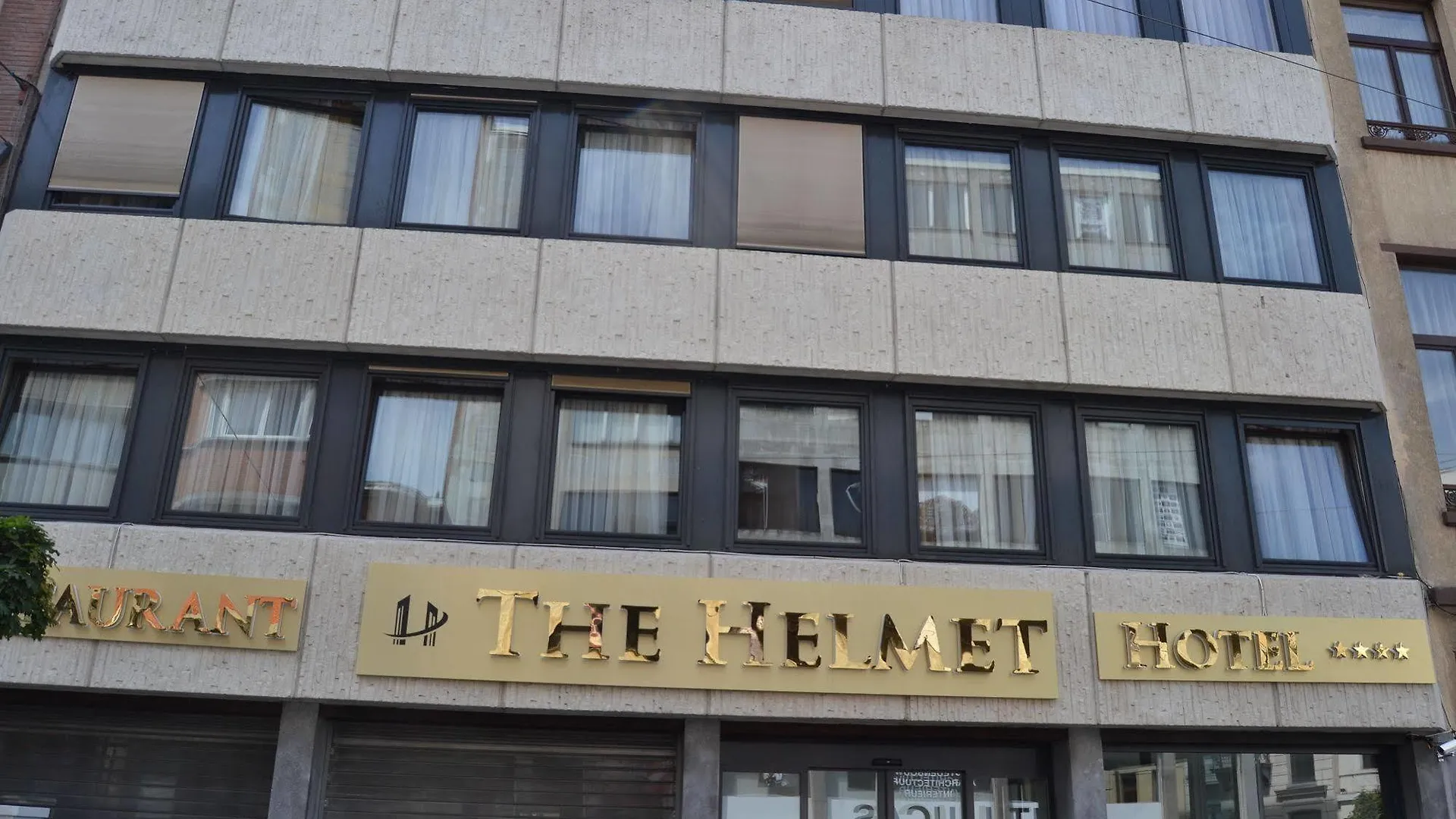 בריסל The Helmet Hotel